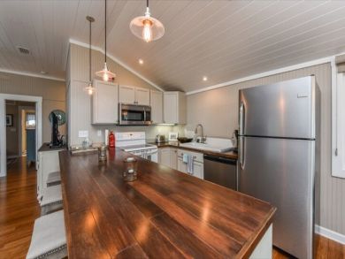 Breakfast Counter in Kitchen